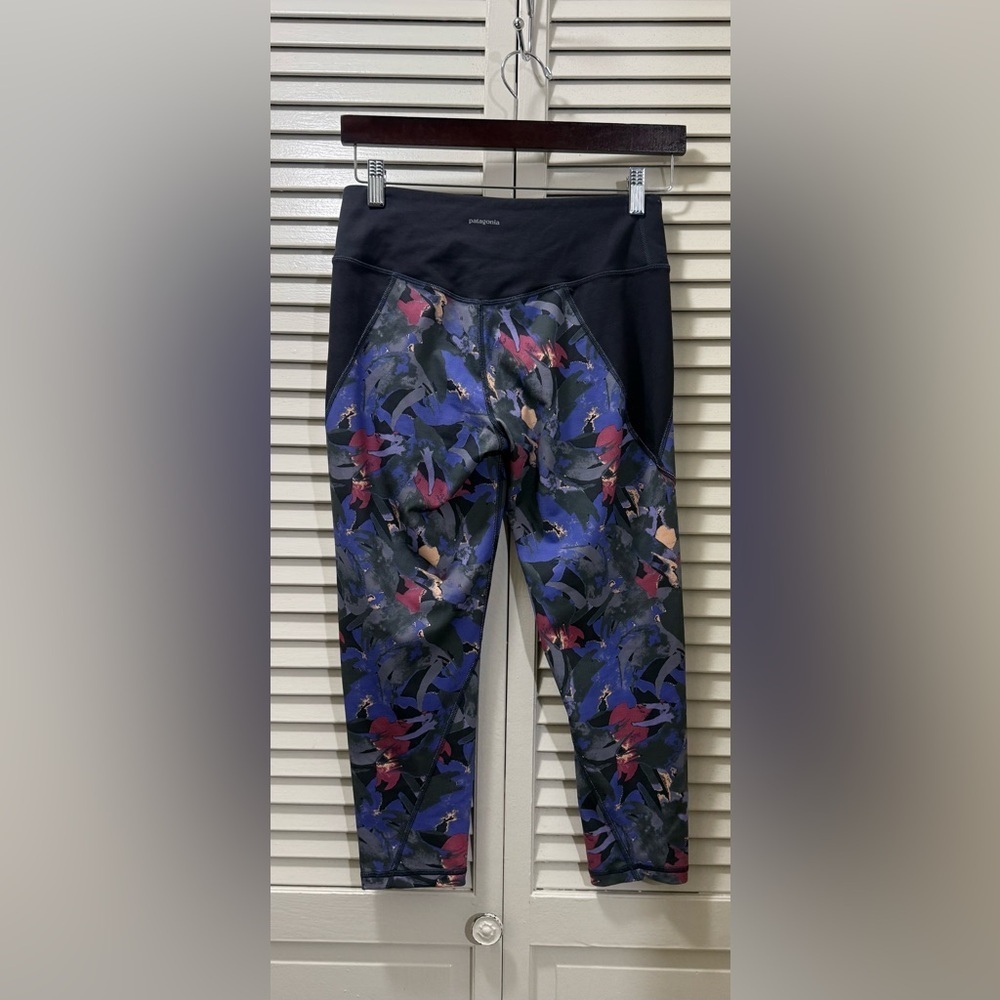 Patagonia Abstract Blue Jungle Cropped Leggings - Picture 3 of 8